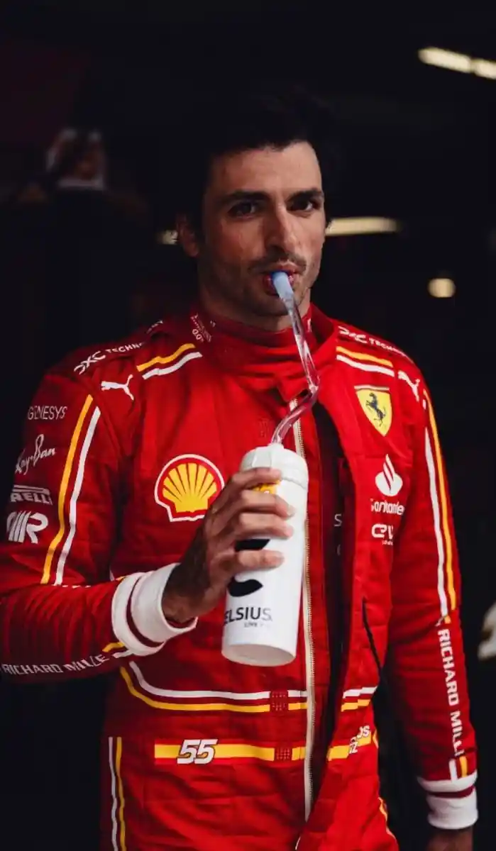 Carlos Sainz en su coche de Fórmula 1